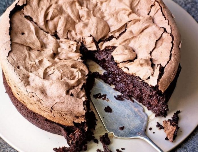 Chocolate Hazelnut Meringue Cake Cakes Brownies Chocolate Treat